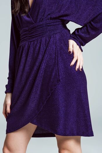 Robe courte à paillettes avec décolleté en V profond en violet 5