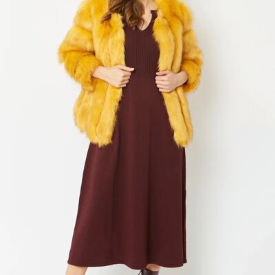 Manteau jaune en fausse fourrure