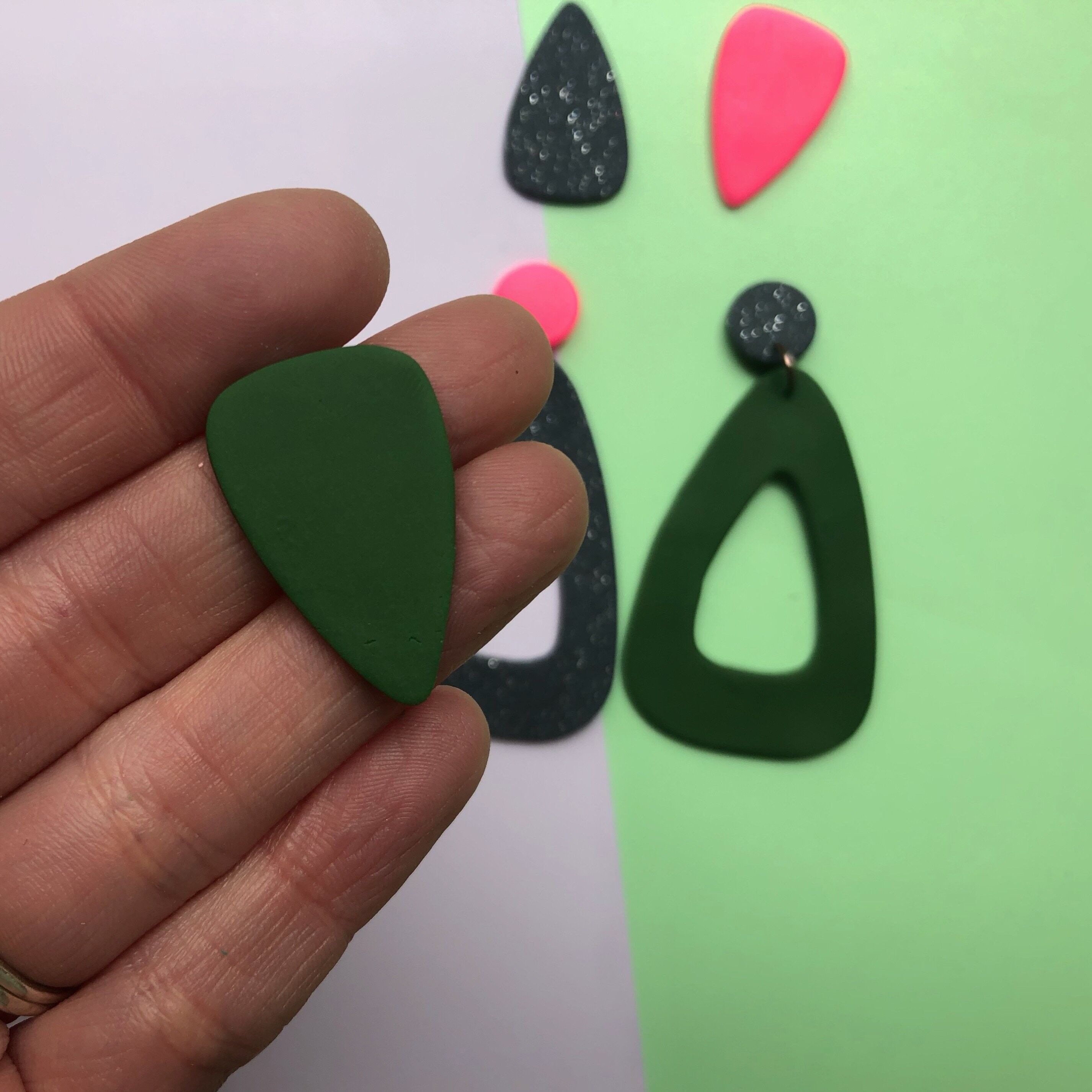 Riesige khakifarbene Dreiecksnieten