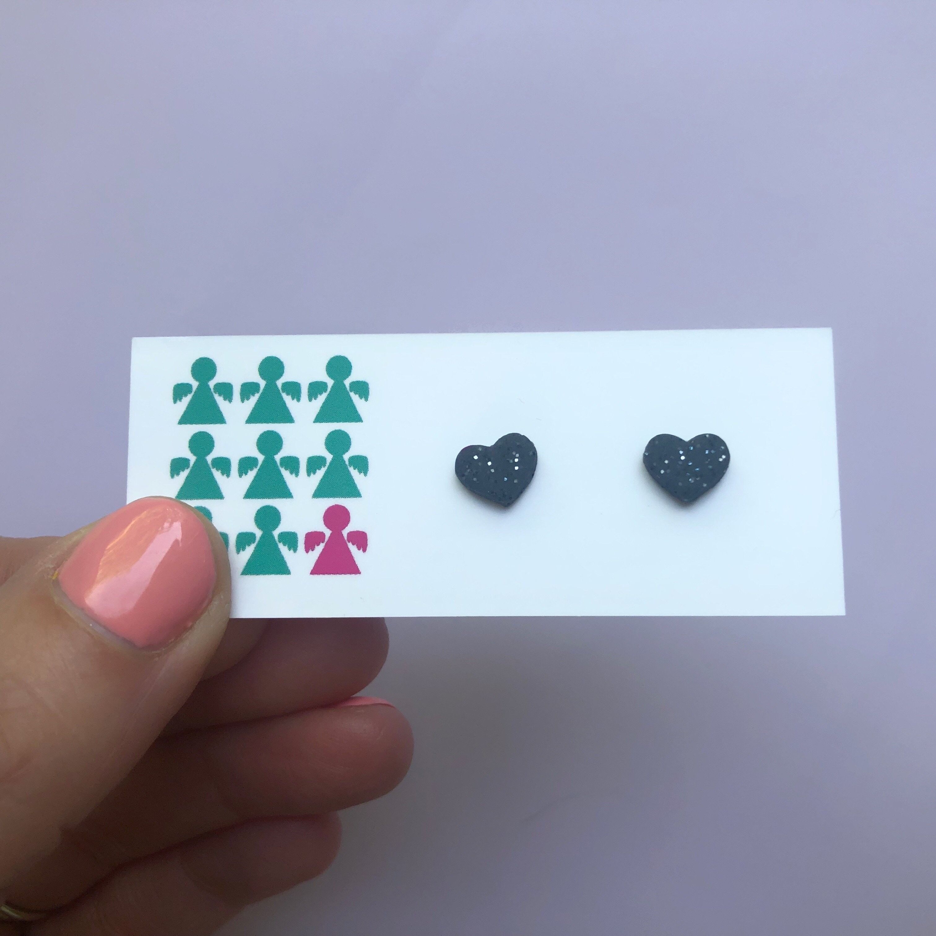 Piccoli orecchini a cuore glitter grigio