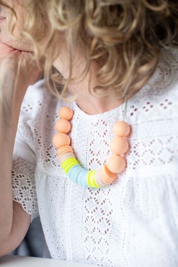 Collier tendance pêche, crème, bleu glacier et jaune fluo 2