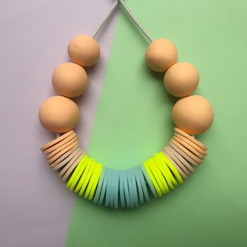 Collier tendance pêche, crème, bleu glacier et jaune fluo 5