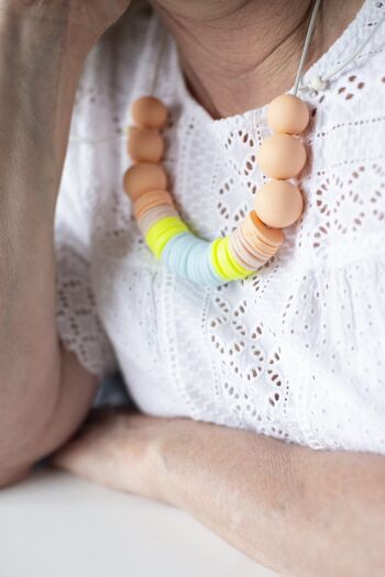 Collier tendance pêche, crème, bleu glacier et jaune fluo 9