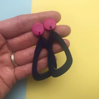 Boucles d'oreilles géantes rose vif et bleu marine 4