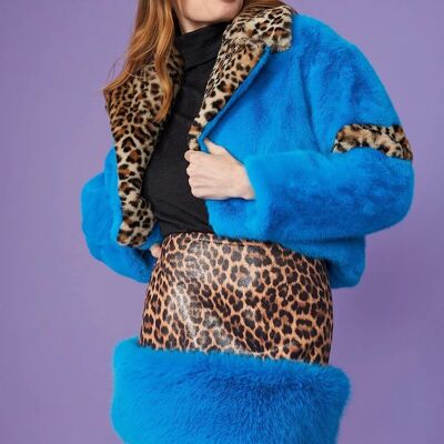 Giacca corta in pelliccia sintetica blu con colletto con stampa leopardata
