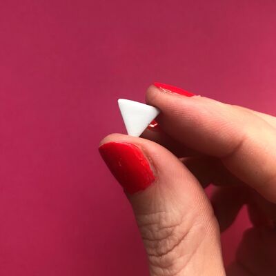 Boucles d'oreilles triangle gris pâle en pâte polymère