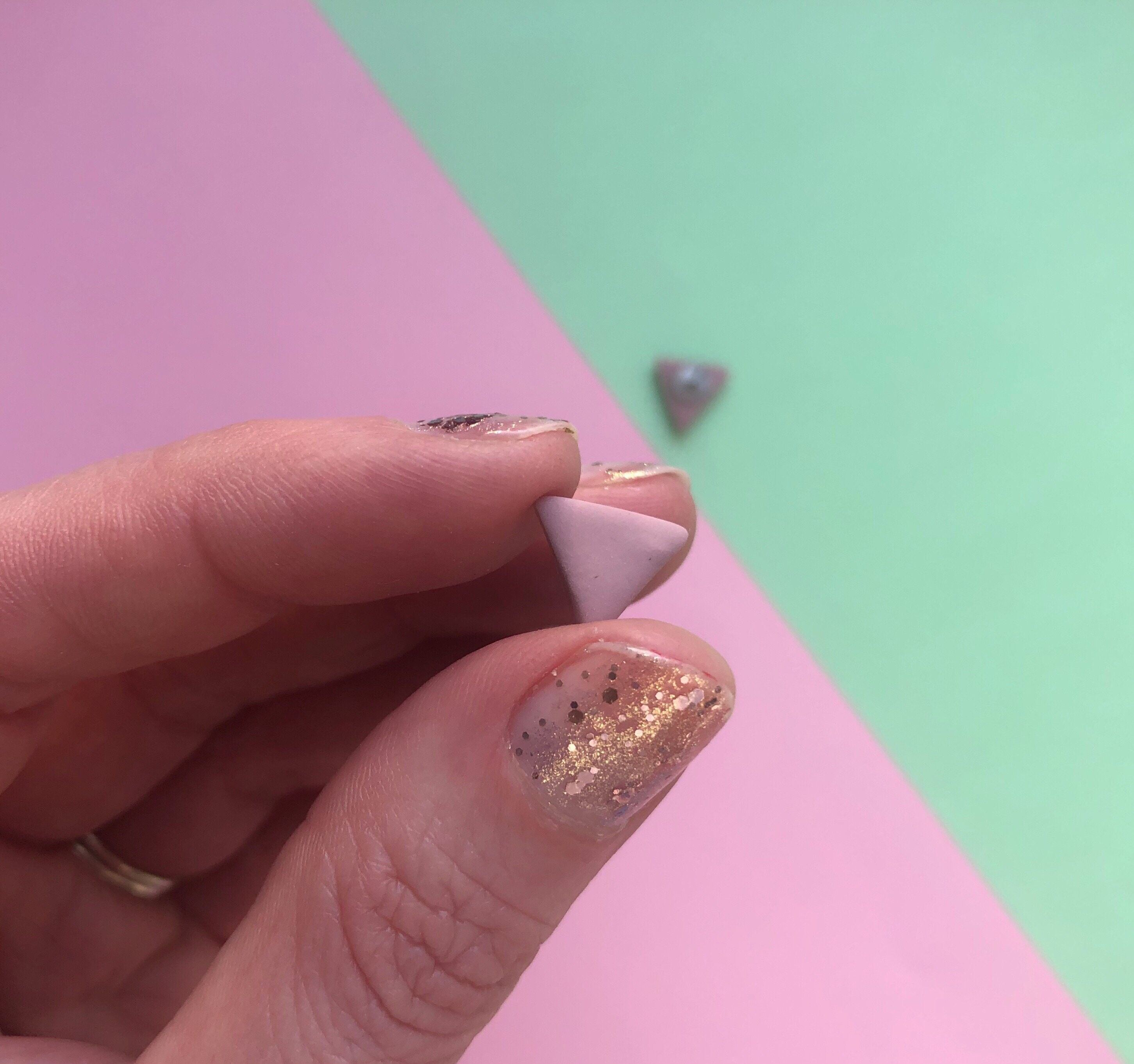 Boucles d'oreilles triangle rose chiné en pâte polymère