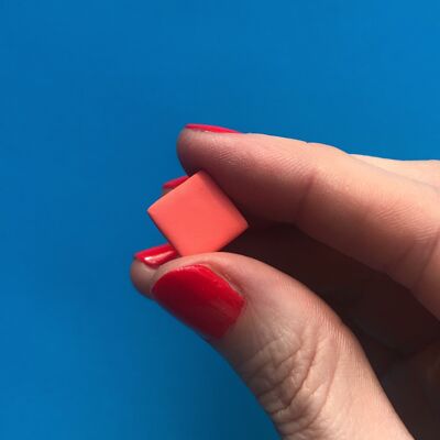 Pendientes cuadrados de arcilla polimérica rosa coral