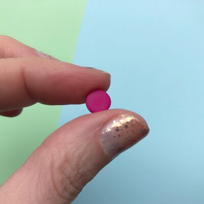 Pendientes de botón con minicírculo rosa brillante