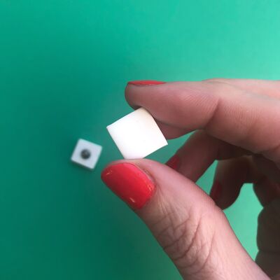 Pendientes de botón cuadrados blancos sencillos