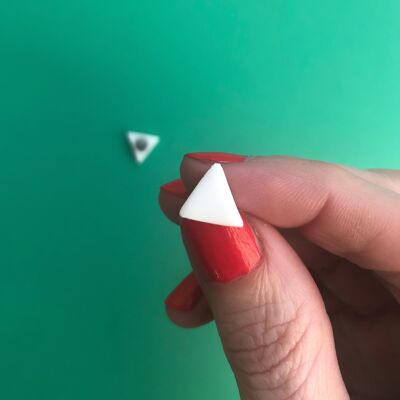 Pendientes sencillos de botón triangular blanco