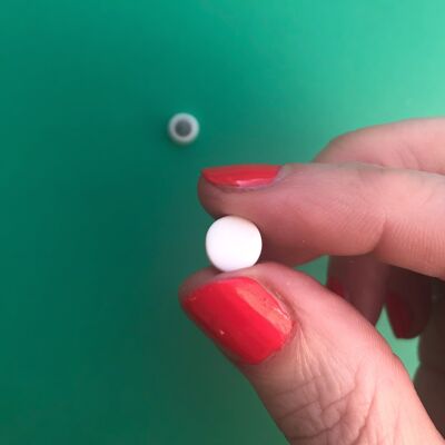 Pendientes sencillos de botón mini círculo blanco