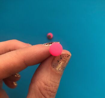 Boucles d'oreilles mini cercle rose fluo 1