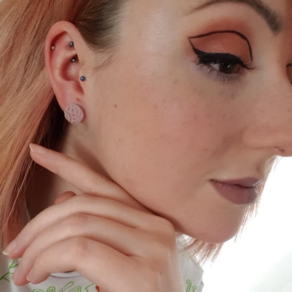 Orecchini a cerchio rosa scuro con motivo ad arco