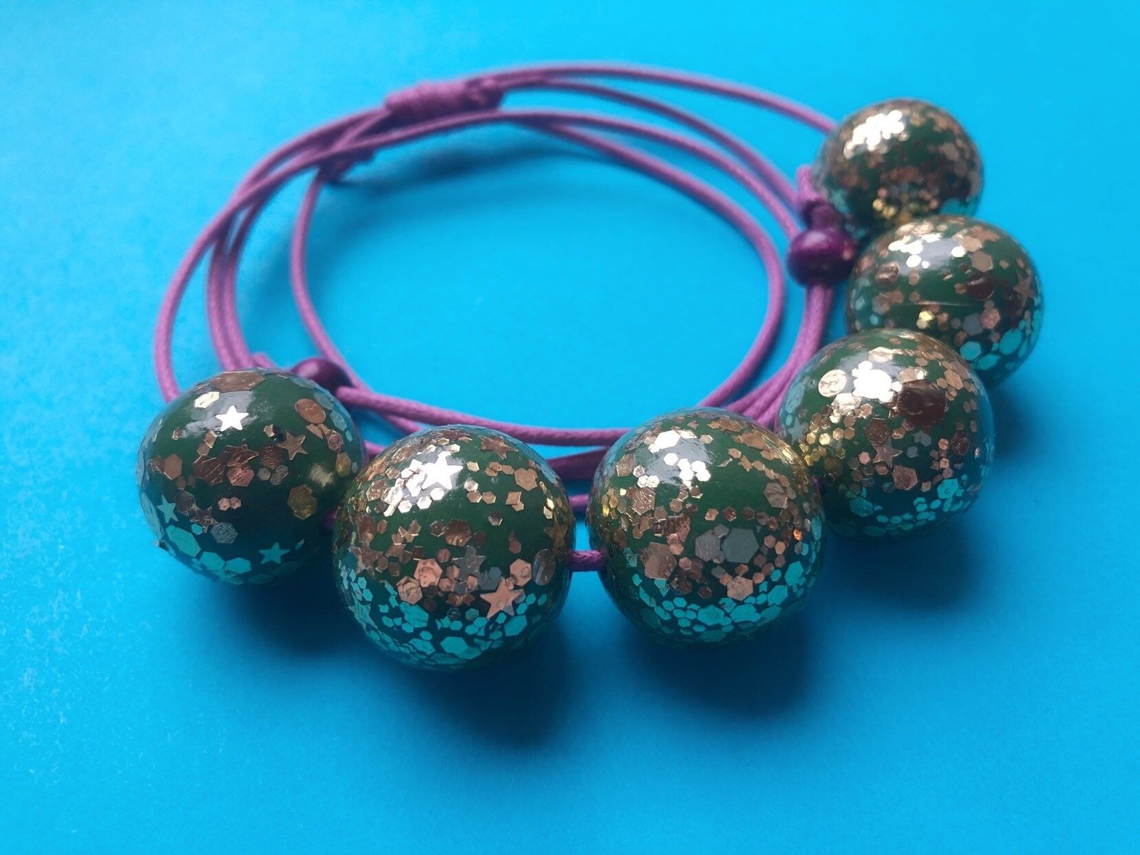 Collana scintillante verde salvia e oro 2