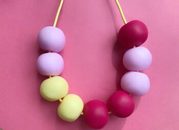 Collier de perles d'argile colorées 3