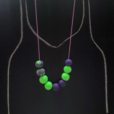 Collier pâte polymère vert fluo & violet 1