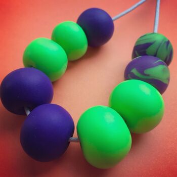 Collier pâte polymère vert fluo & violet 3 3