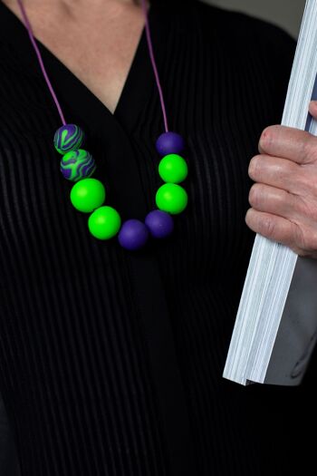 Collier pâte polymère vert fluo & violet 3 6