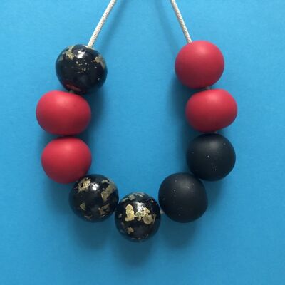 Collier en pâte polymère noir et rouge