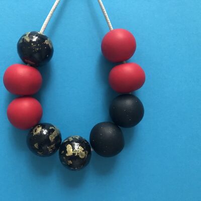 Halskette aus Polymerton in Schwarz und Rot