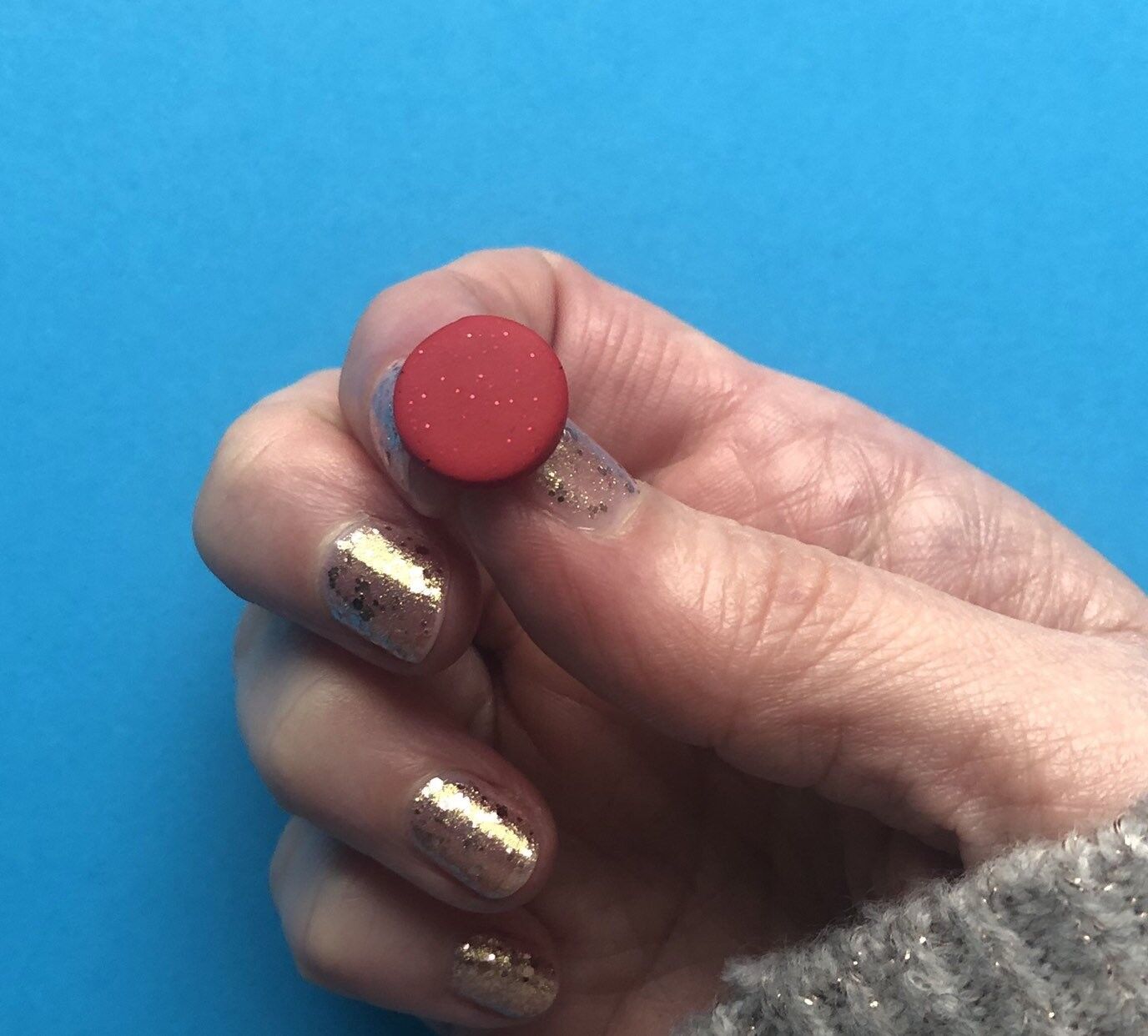 Orecchini a cerchio con glitter rossi