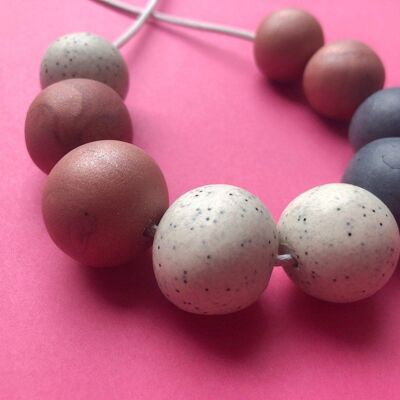 Collier gris, rose et argile pierre