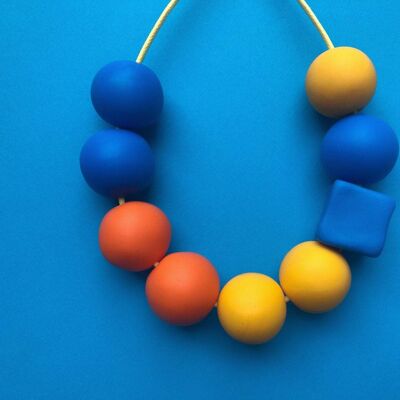 Collar llamativo de arcilla polimérica naranja, amarillo y azul