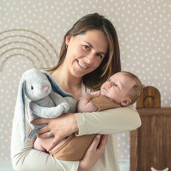 Lapin apaisant avec un détecteur de pleurs 4