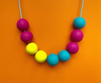 Collier en argile jaune fluo, rose et turquoise 6