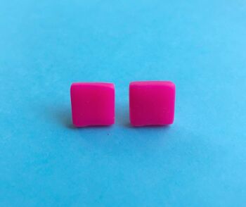 Boucles d'oreilles carrées rose fluo 1