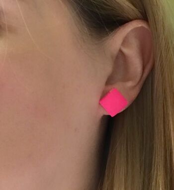 Boucles d'oreilles carrées rose fluo 2