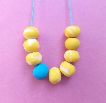 Collier tendance en pâte polymère jaune et turquoise 1