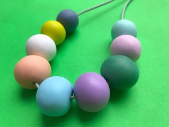 Collier de perles d'argile pastel 1