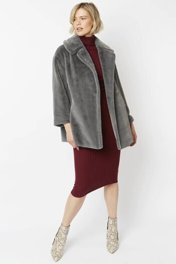 Manteau mi-long gris en fausse fourrure 1