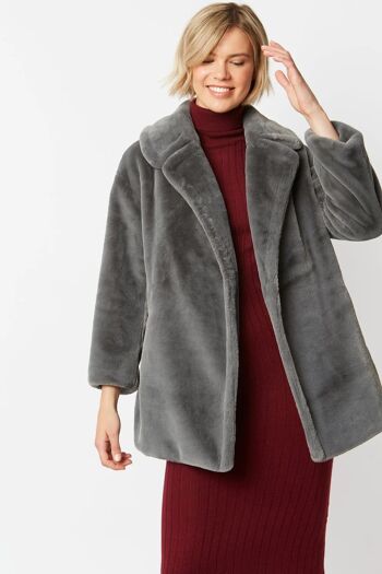 Manteau mi-long gris en fausse fourrure 2