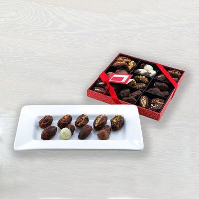 Selección de dátiles de chocolate belga y medjool rellenos en una caja de regalo