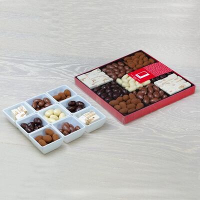 Selección de chocolate, almendras y turrón en una caja de regalo de nueve direcciones