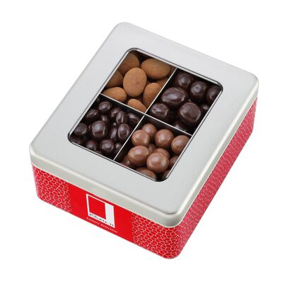 Schokoladenüberzogene Frucht- und Nussauswahl in einer Geschenkdose