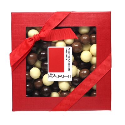 Noisettes enrobées de chocolat assorties dans une boîte cadeau