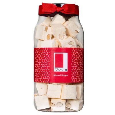 Turrón de almendras tradicional en un tarro de regalo