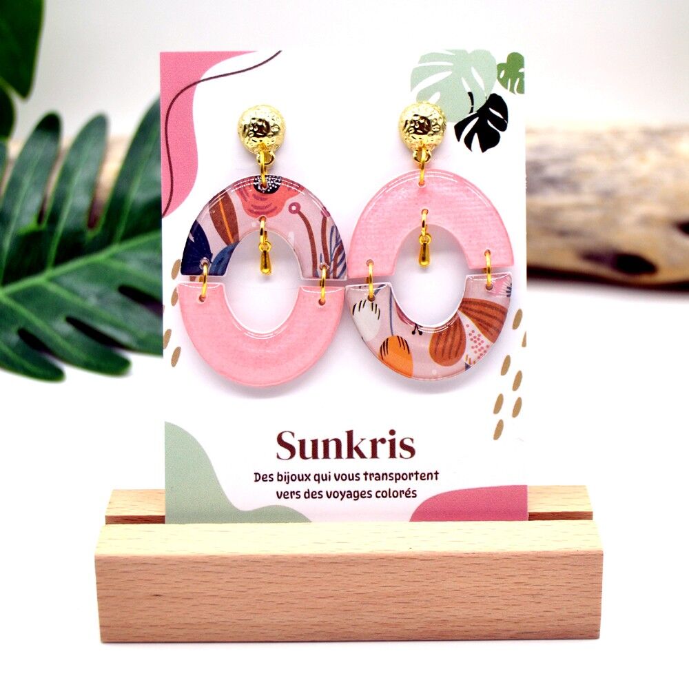 Orecchini asimmetrici in resina: motivi floreali con fiocco rosa pastello, marrone e azzurro