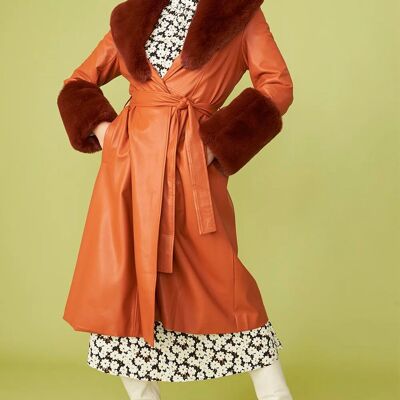 Schokoladenfarbener Trenchcoat aus Kunstleder mit Kunstpelzkragen und Manschetten