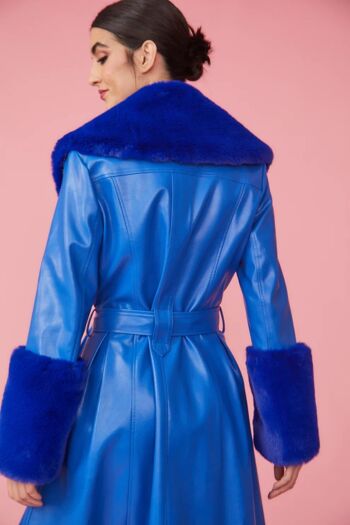 Trench bleu en simili cuir avec col et poignets en fausse fourrure 4