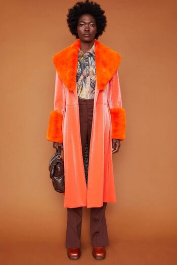 Trench-coat en faux suède orange avec col et poignets en fausse fourrure 1