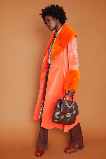 Trench-coat en faux suède orange avec col et poignets en fausse fourrure 3