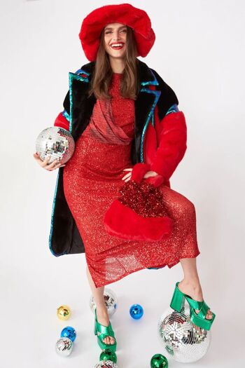 Manteau en fausse fourrure rouge avec bordure en sequins 2