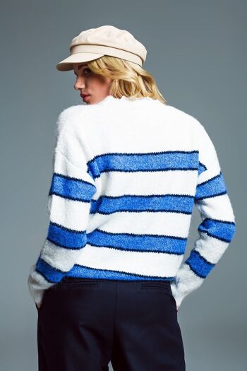 Pull blanc doux à rayures bleues 2