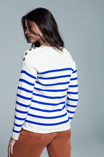 Pull blanc avec boutons sur les épaules et rayures bleues 2