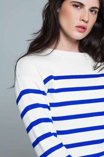 Pull blanc avec boutons sur les épaules et rayures bleues 6